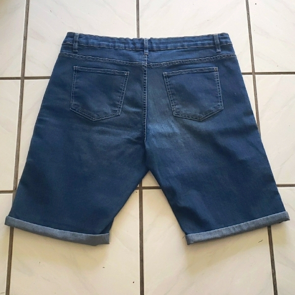Brand new "Blue Identity" shorts with stitched pattern - Picture 7 of 9
